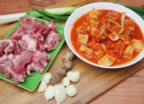 Canh kim chi củ cải nấu sườn